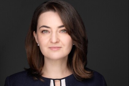 Когда система под давлением: тревога, расщепление и поиск виноватых