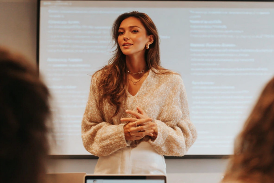 Как обучать сотрудников работе с нейросетями после принятия закона №168-ФЗ